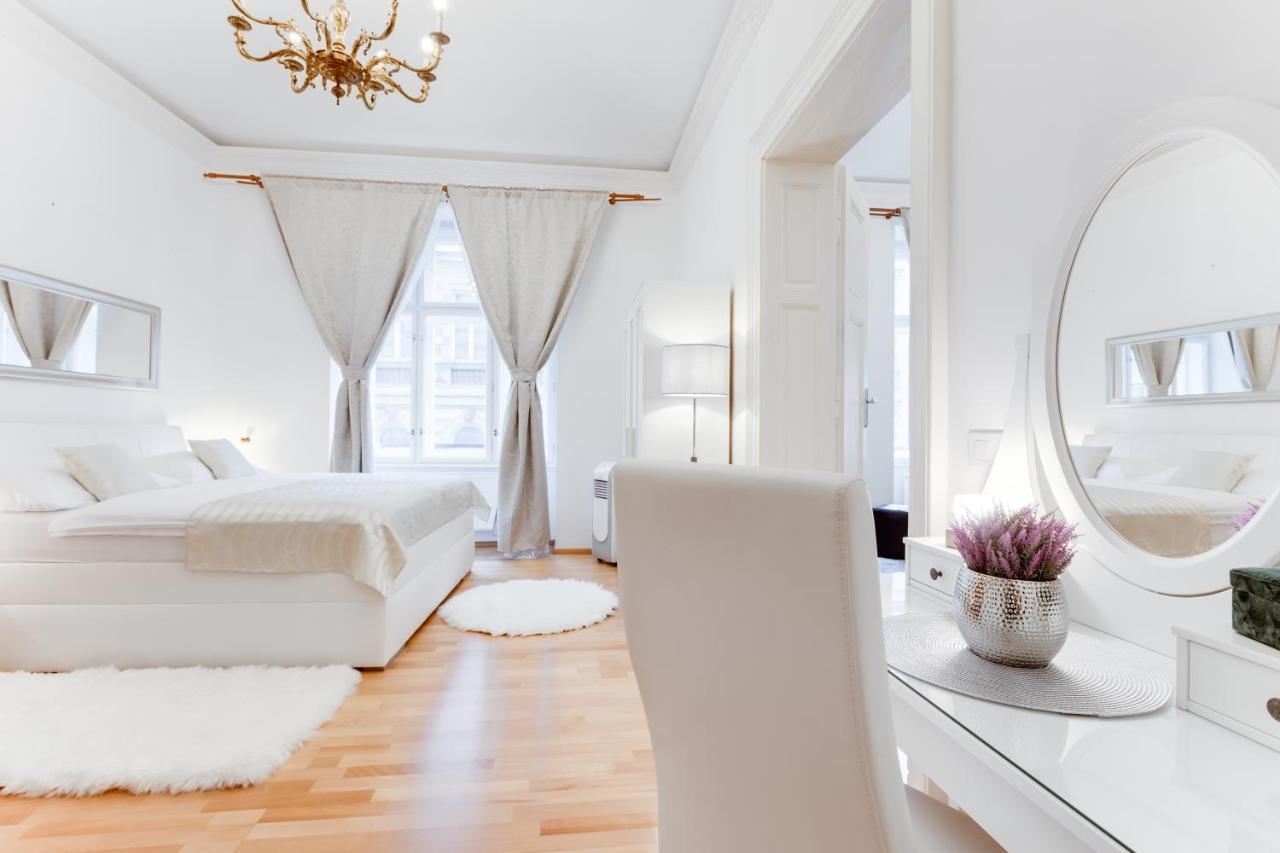 Wenceslas Square Royal Apartment Prag Exteriör bild