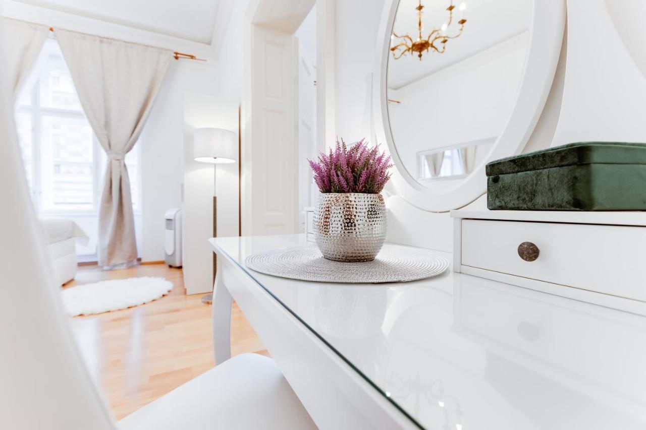 Wenceslas Square Royal Apartment Prag Exteriör bild