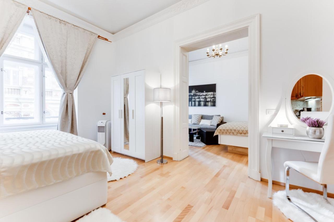Wenceslas Square Royal Apartment Prag Exteriör bild