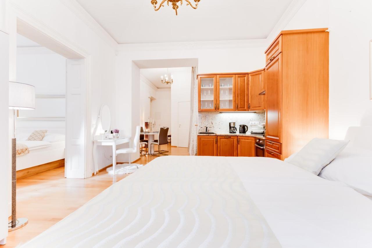 Wenceslas Square Royal Apartment Prag Exteriör bild