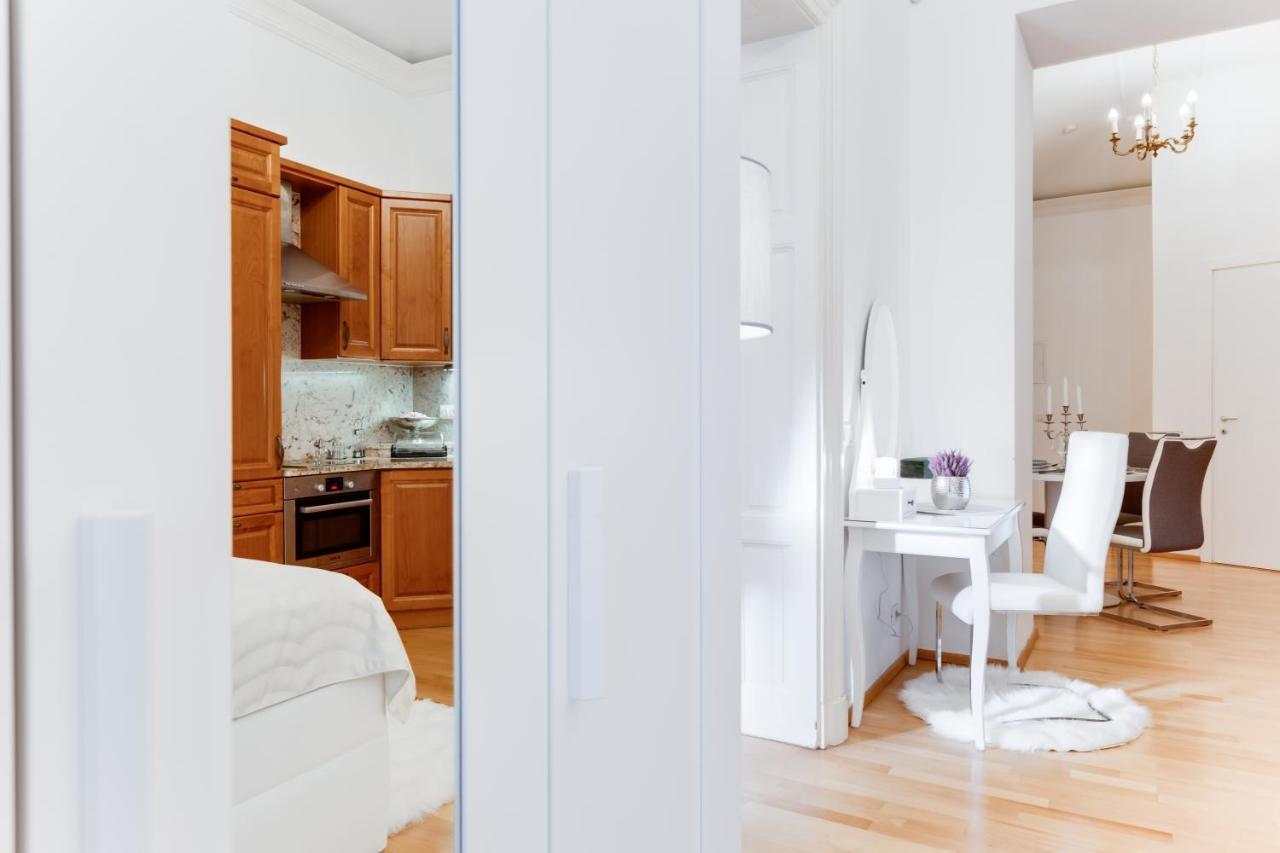Wenceslas Square Royal Apartment Prag Exteriör bild